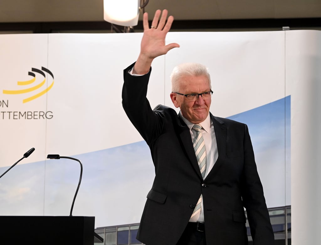 14.03.2021, Baden-Württemberg, Stuttgart: Winfried Kretschmann (Bündnis 90/Die Grünen), Ministerpräsident von Baden-Württemberg und Spitzenkandidat der Grünen, winkt nach der Bekanntgabe erster Ergebnisse der Landtagswahlen in Baden-Württemberg. Foto: Uli Deck/dpa +++ dpa-Bildfunk +++