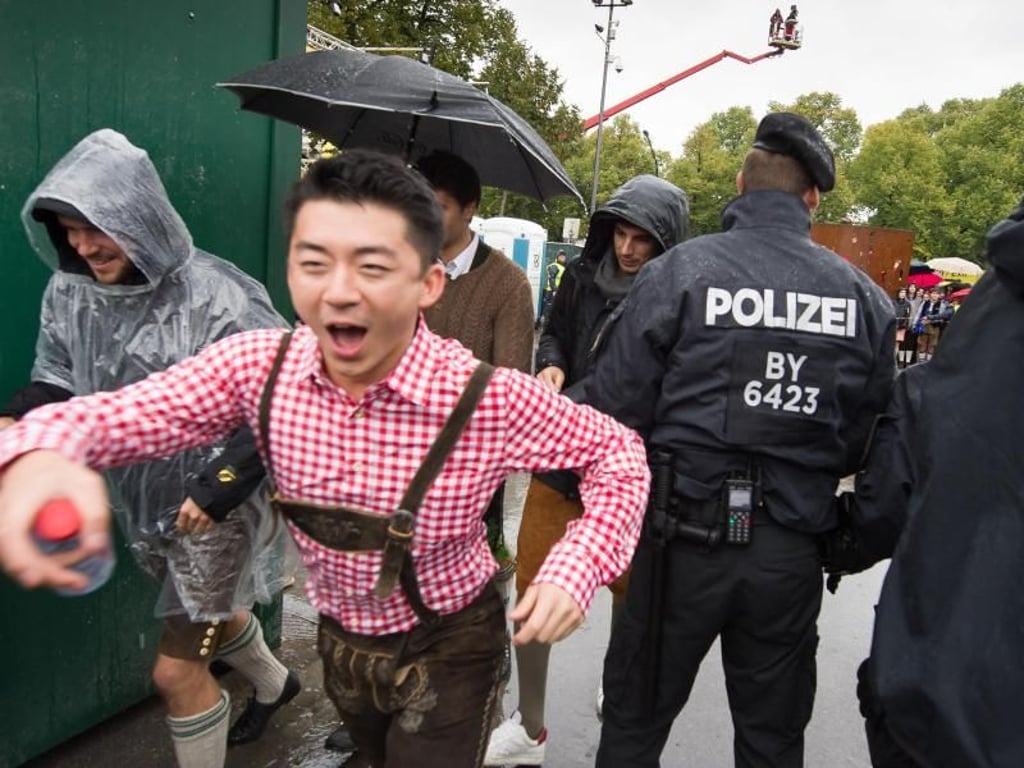 Wie jedes Jahr gab es Sicherheitskontrollen. Die Laune konnte sie den Gästen nicht verderben. Foto: Peter Kneffel
