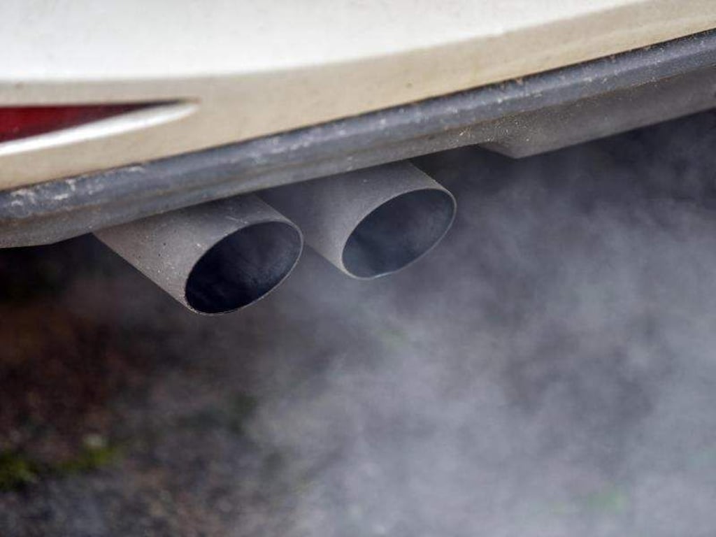 Autos mit Verbrennungsmotoren werden wohl auch 2040 noch mehrheitlich auf den Straßen fahren. Foto: Patrick Pleul