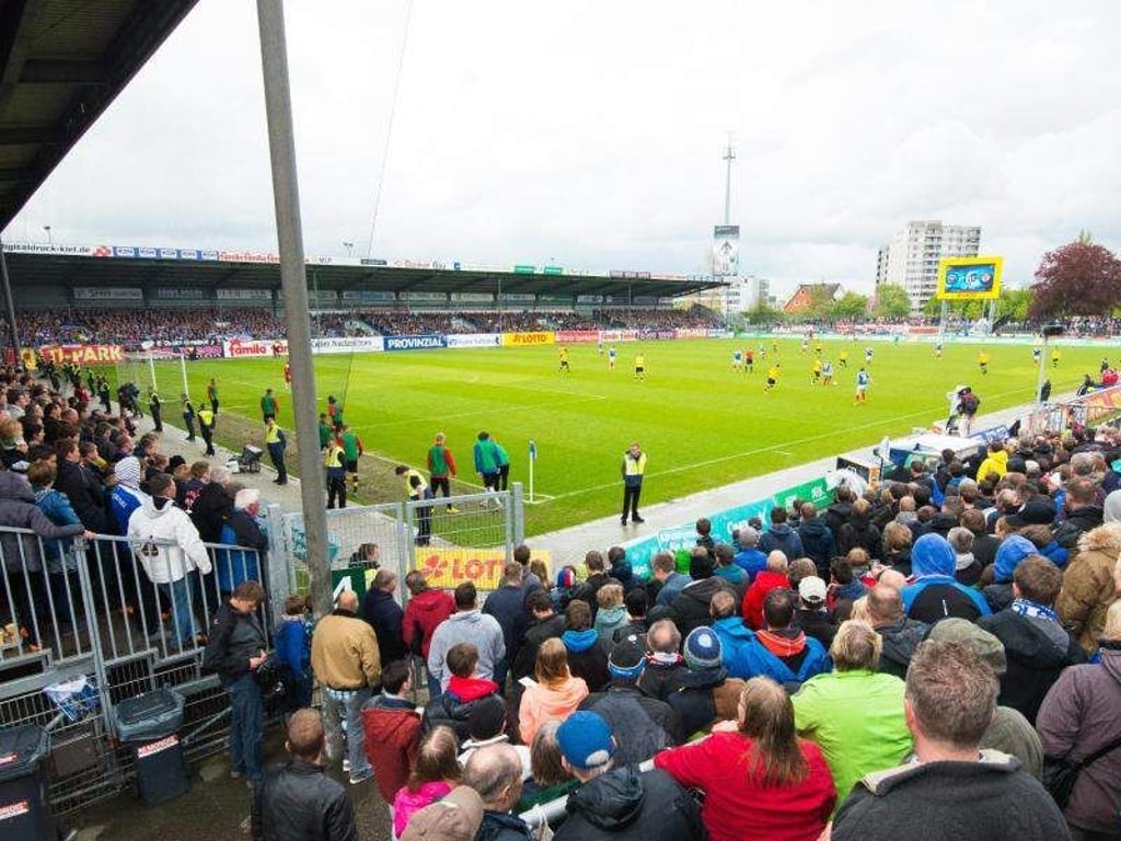 Blick während des Spiels in das Holstein-Stadion in Kiel. Foto: Daniel Bockwoldt