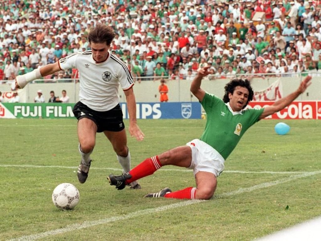 WM 1986 in Mexiko: Der mit einer Manschette spielende Verteidiger Thomas Berthold (l) im Zweikampf mit Mexikos Stürmerstar Hugo Sanchez im Viertelfinale. Foto: dpa