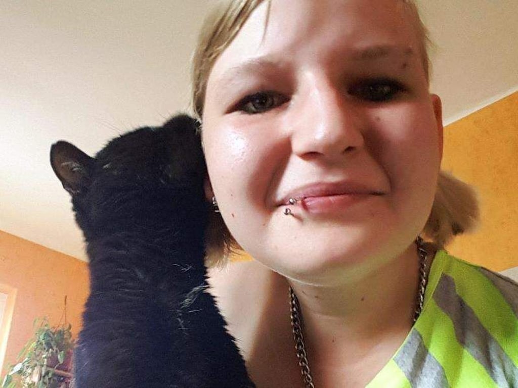 Mauzi schmust mirt ihrer Besitzerin. Foto: privat/Tierschutzverein Berlin