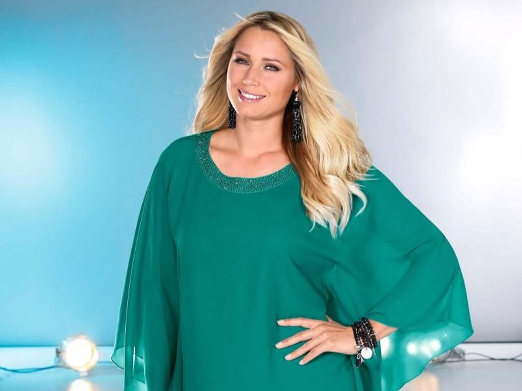 Nur weil die Figur etwas weiblicher ist, muss man sie nicht in einem Kleid in gedeckten Farben verstecken: Tolle Kleider gibt es etwa auch in Smaragdgrün, wie hier von Mia Moda (ca. 70 Euro). Foto: Mia Moda