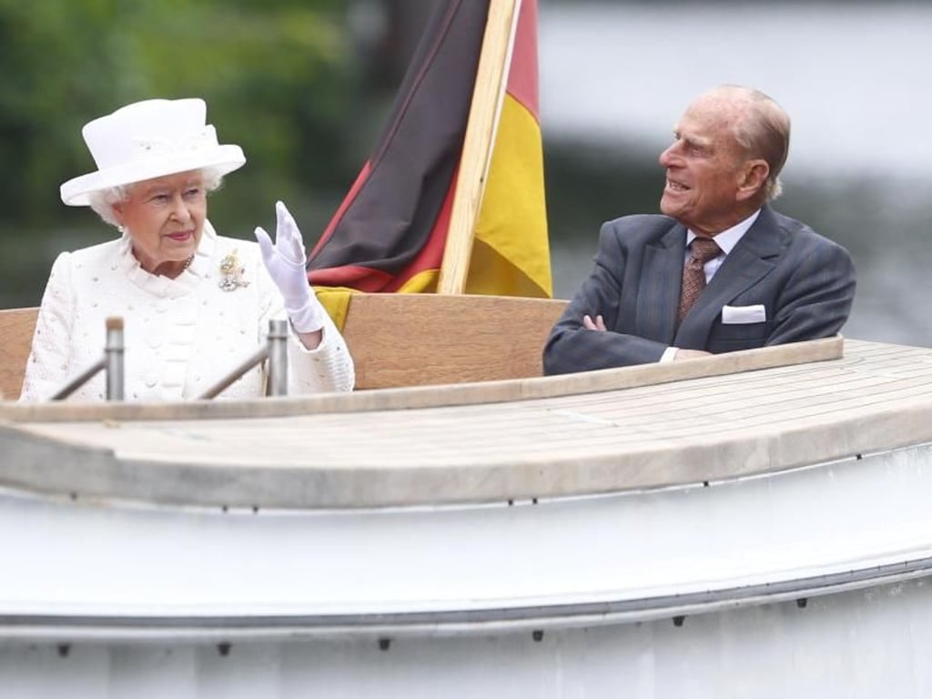 Die Queen winkt - und Prinz Philip fühlt sich offensichtlich wohl. Foto: Hannibal Hanschke