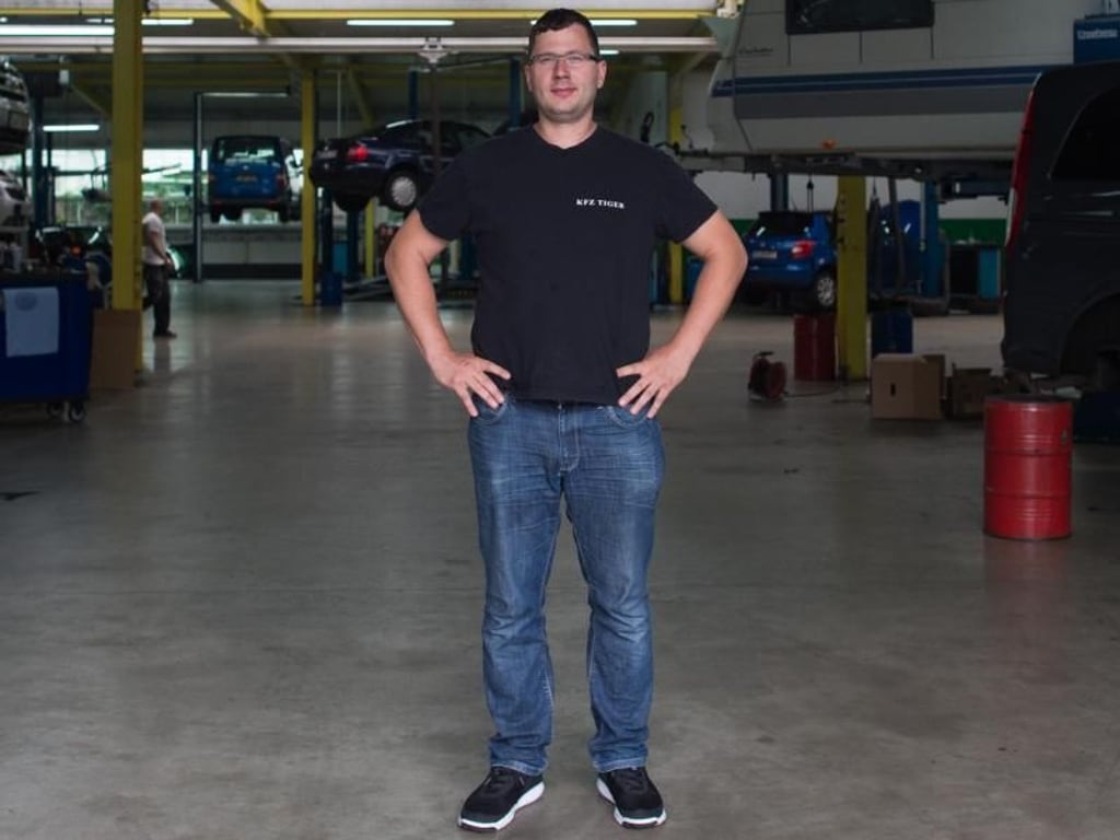 Virtuelle Vorbereitung: Der Kfz-Meister Andreas Chojnacki rät totalen Anfängern zu Erklärvideos im Internet, um sich auf ihren Aufenthalt in der Selbsthilfewerkstatt vorzubereiten. Foto:Klaus-Dietmar Gabbert/dpa-tmn