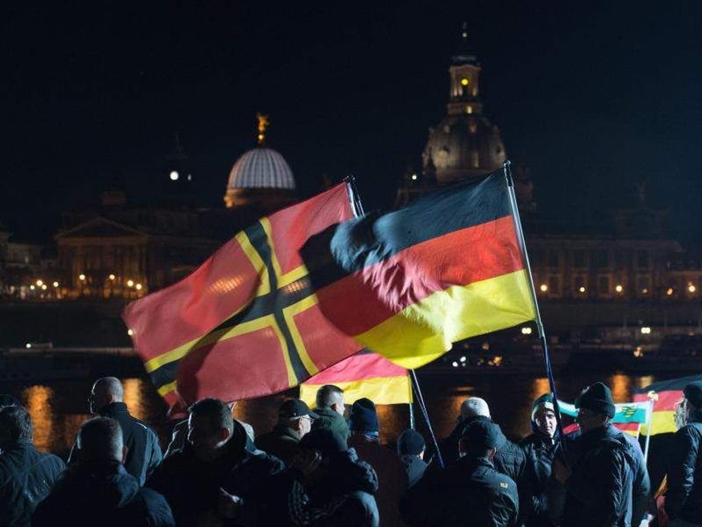«Gemeinsam sind wir stark» statt «Wir schaffen das» - der Pegida-Song hat Amazon schon Ärger eingebracht. Foto: Sebastian Kahnert/Archiv