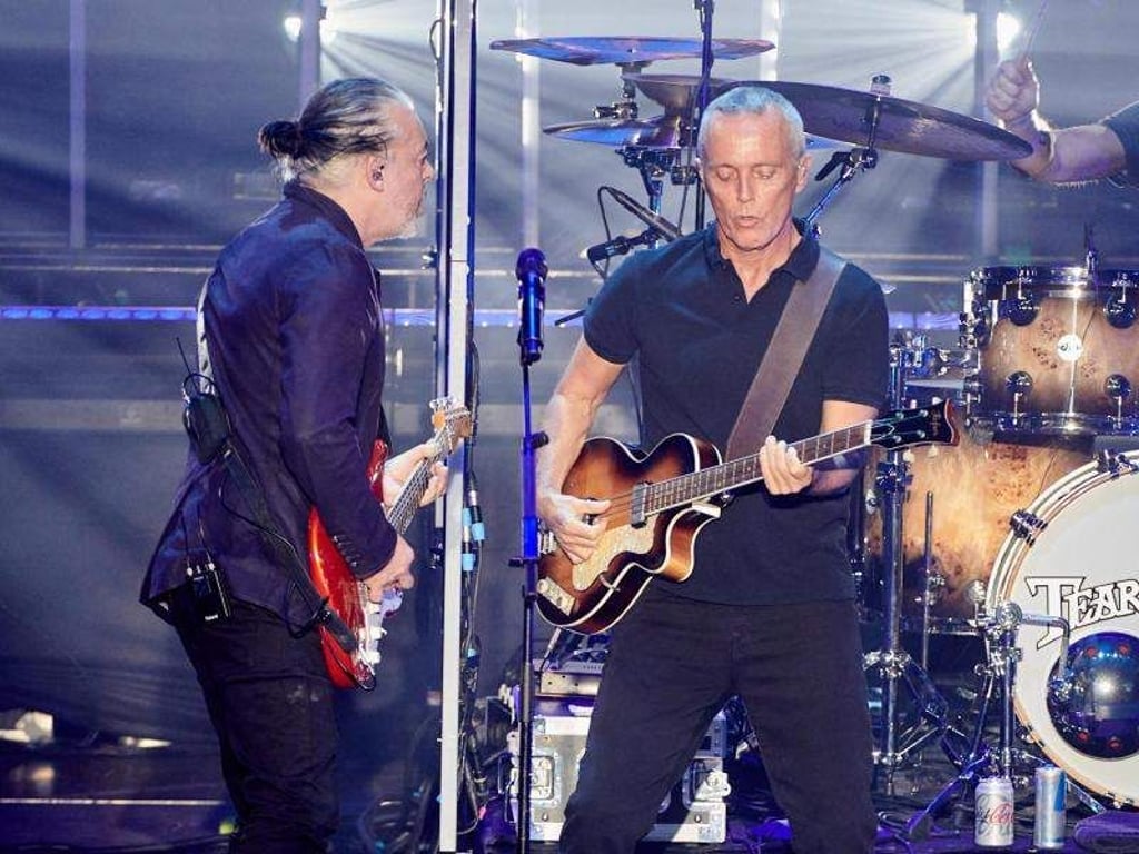 Die Sänger und Gitarristen Roland Orzabal (l) und Curt Smith im Tempodrom. Foto: Annette Riedl
