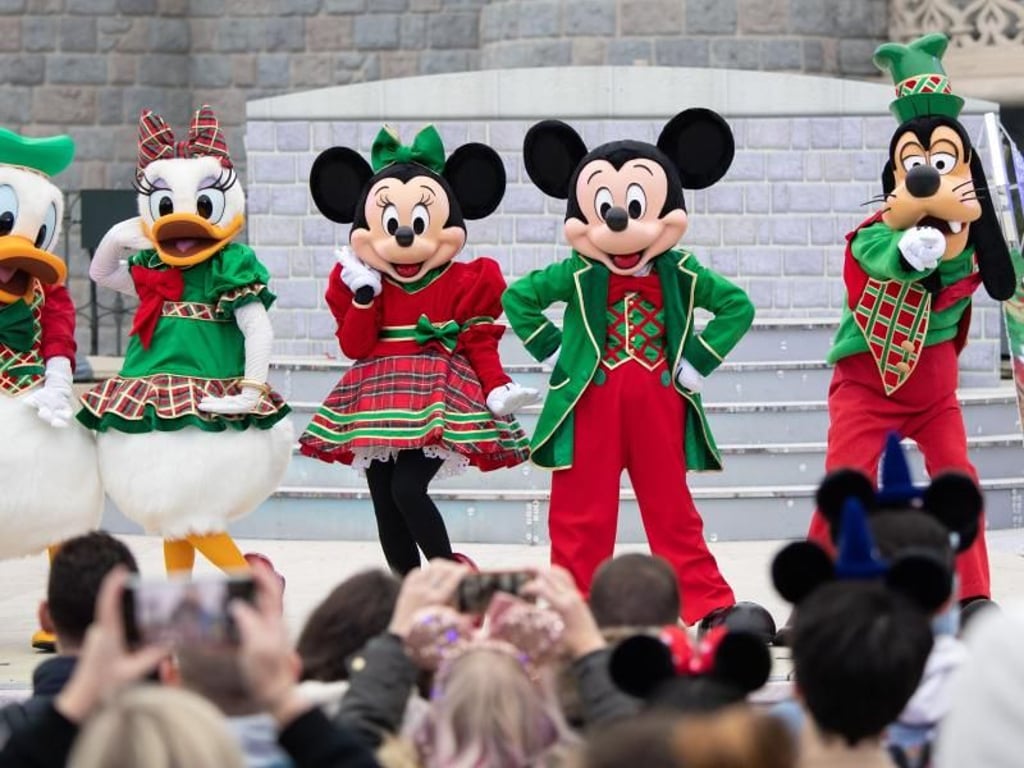 Herausgeputzt für Weihnachten: Donald, Daisy, Minnie, Mickey und Goofy bei der Show «A Merry Stitchmas» vor dem Schloss. Foto: Andrea Warnecke