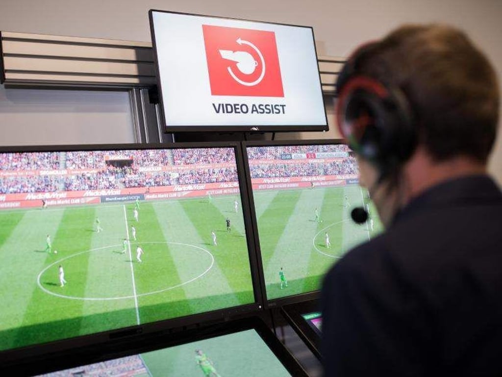 Das vermeintliche Foulspiel gegen Franck Ribery wurde vom Videoassistenten nicht überprüft. Foto: Rolf Vennenbernd