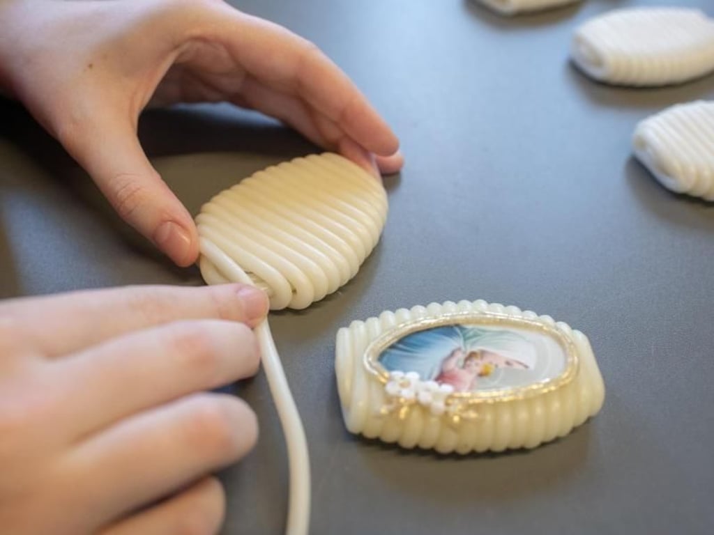 Hier bearbeitet Franziska Hüttinger ein sogenanntes Wachsstöckl, das bis ins 19. Jahrhundert ein wertvolles Beleuchtungsmittel war und heute traditionellerweise zur Firmung oder Hochzeit verschenkt werden. Foto: Armin Weigel