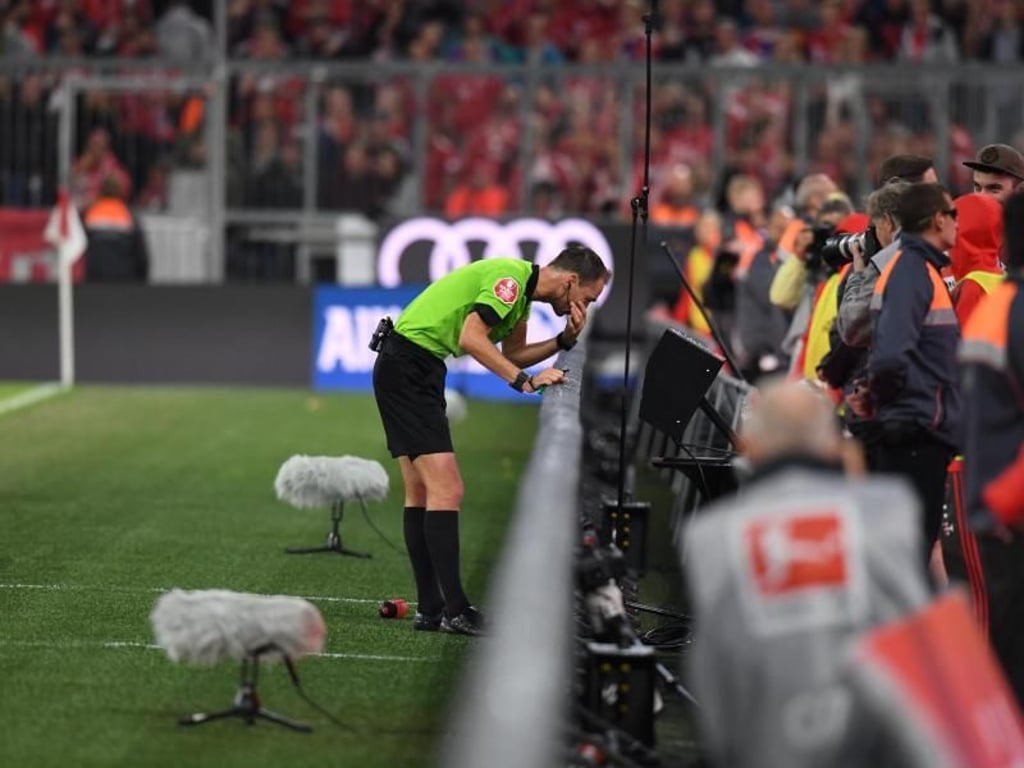 Schiedsrichter Bastian Dankert musste zweimal den Videobeweis konsultieren. Foto: Sven Hoppe
