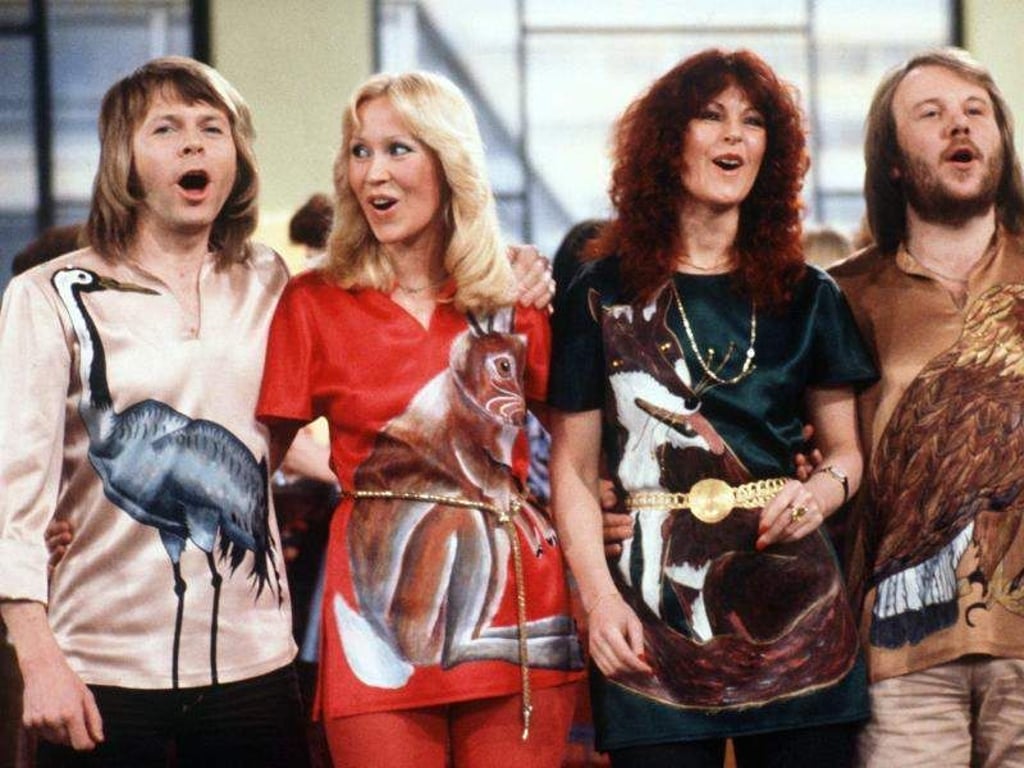 Schlimme Mode, schöne Songs: Björn Ulvaeus, Agnetha Fältskog, Anni-Frid Lyngstad und Benny Andersson (v.l.) im Jahr 1978 in der deutschen TV-Show «Am laufenden Band». Foto: Schilling