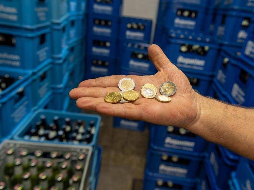 Die privaten Brauereien wollen, dass das Pfand für Bierkisten erhöht wird. Foto: Peter Kneffel