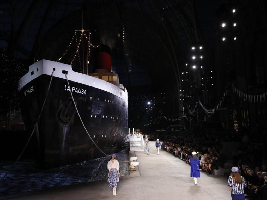 Oceanliner inklusive: Die Modenschau Chanel Cruise. Foto: Christophe Ena