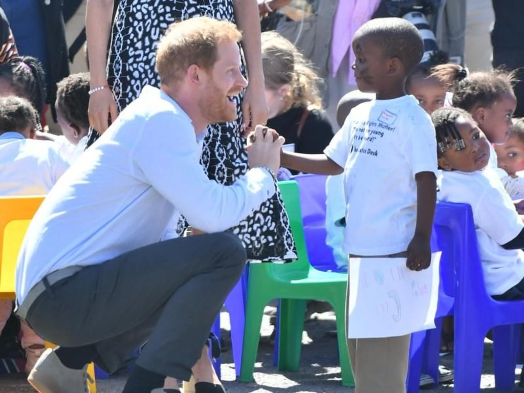 Die Kinder lieben Prinz Harry. Foto: Dominic Lipinski/PA Wire