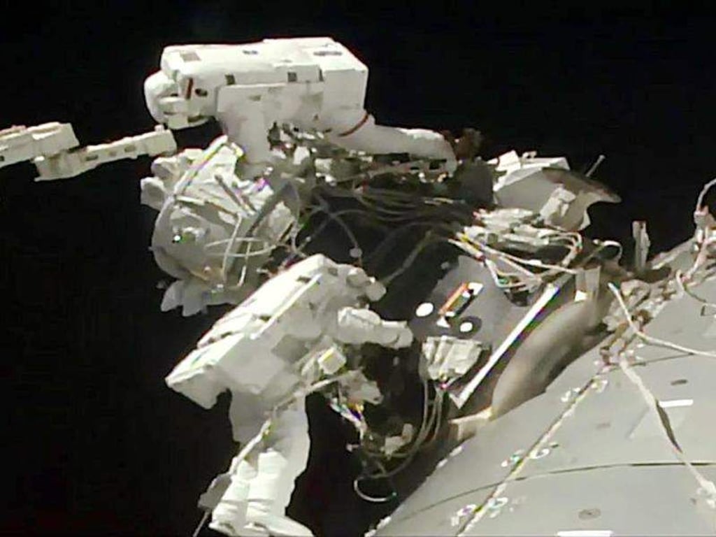 Astronautenbei der Installation eines einen Adapters an der ISS. Foto: NASA