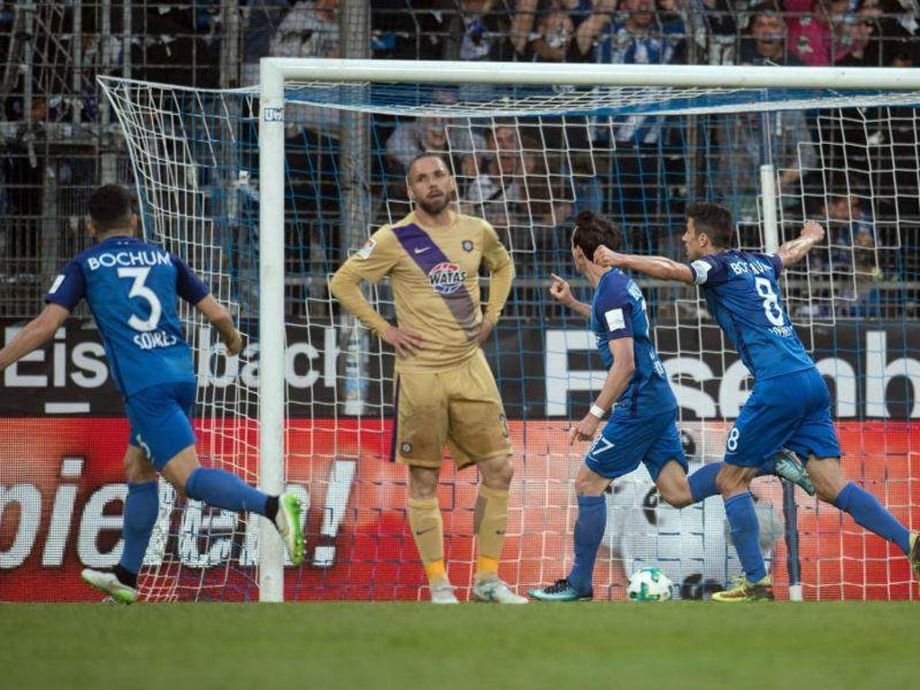 Bochums Robbie Kruse (2.v.r.) jubelt mit seinen Teamkameraden über seinen Treffer zum 2:0 gegen Aue. Foto: Bernd Thissen