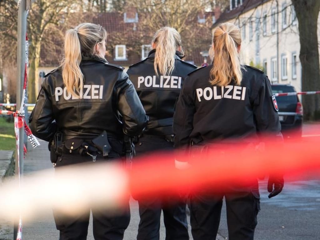 Drei Polizistinnen stehen am abgesperrten Tatort in Salzgitter. Foto: Julian Stratenschulte