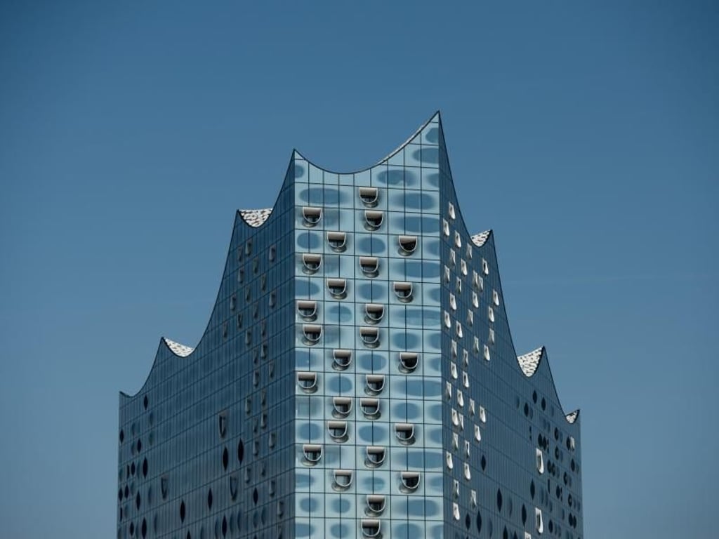Im Schatten der Hamburger Elbphilharmonie wird man einen Blick auf William und Kate werfen können. Foto: Daniel Reinhardt