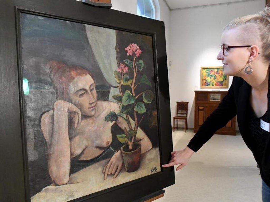 Die Provenienz-Forscherin Melanie Jacobi vor Karl Hofers «Mädchen mit Geranie». Foto: Carsten Rehder