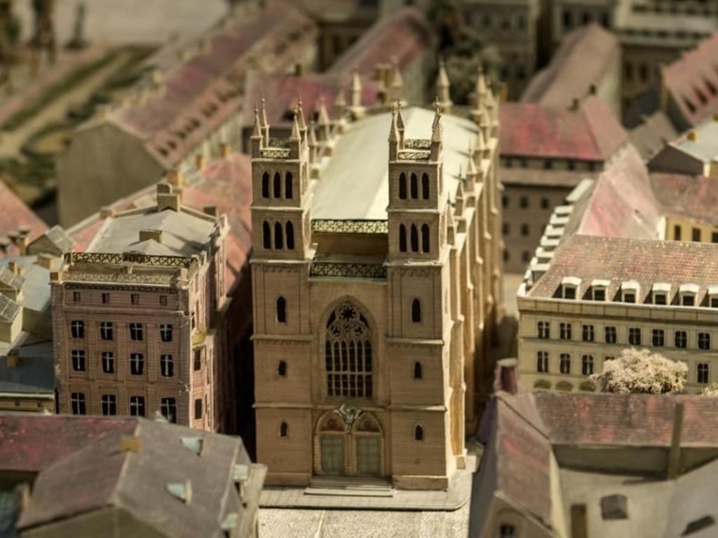 Die Friedrichswerdersche Kirche (M) in einem Modell von Berlin Mitte um 1900. Foto: Paul Zinken