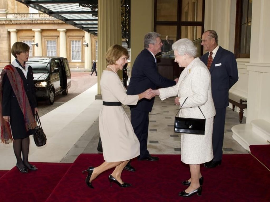 Formvollendet: Bundespräsident Gauck und seine Lebensgefährtin Daniela Schadt werden von Queen Elizabeth II. und Prinz Philip vor dem Buckingham Palast begrüßt. Foto: German Pool