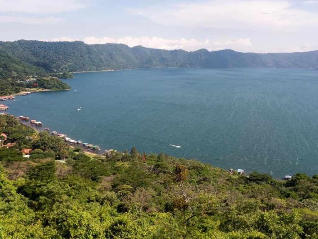 Der gigantische Kratersee Coatepeque ist ein landschaftlicher Höhepunkt im Westen El Salvadors. . Foto: Andreas Drouve/dpa-tmn
