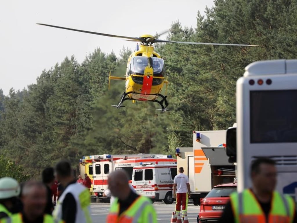 Ein Rettungshubschrauber mit Verletzten, die in dem verunglückten Flixbus saßen. Foto: Bernd Wüstneck