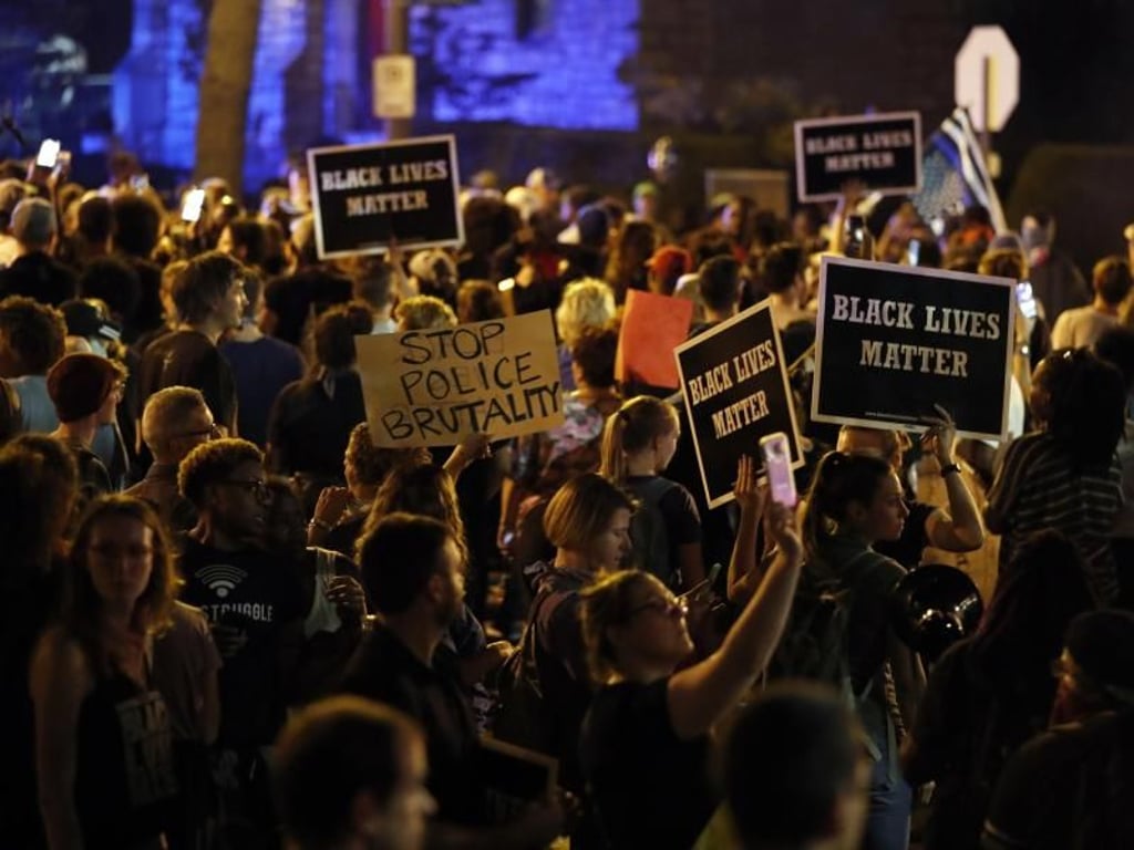 Demonstranten versammeln sich in St. Louis. Foto: Jeff Roberson