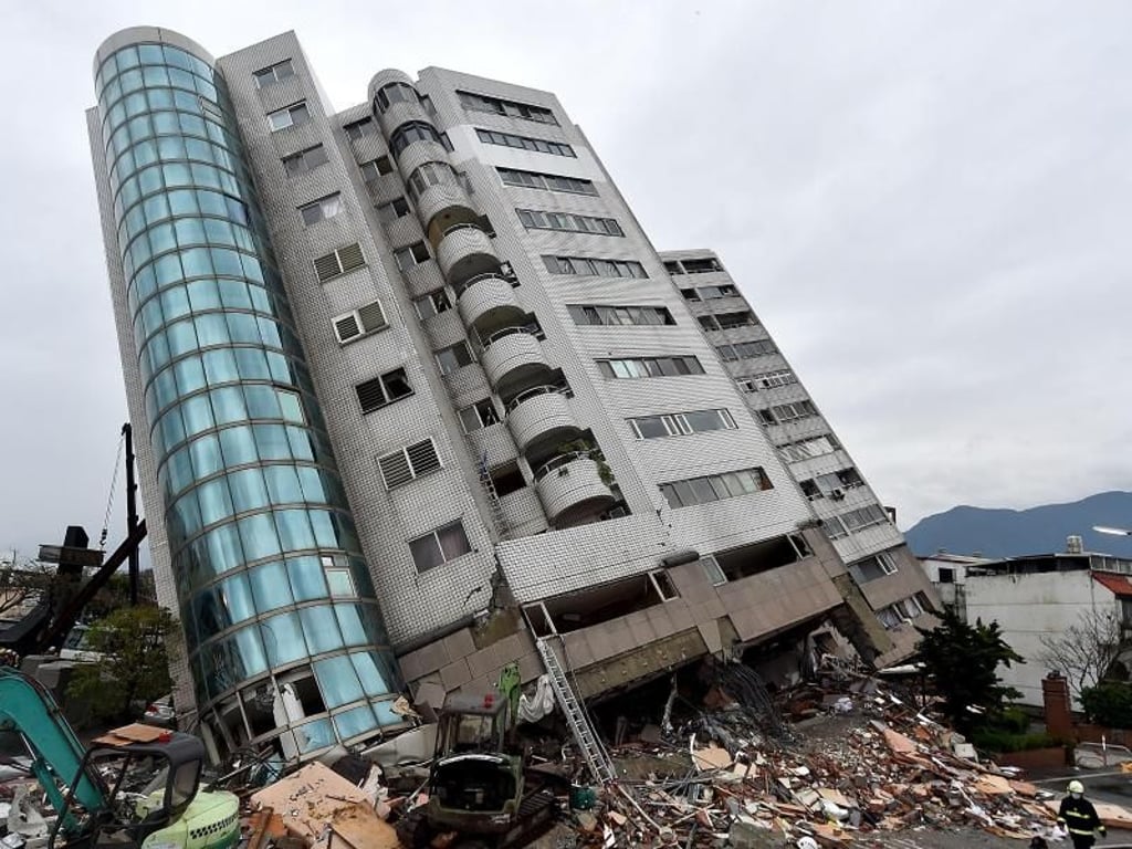 Taiwan, Hualien: Das nach einem Erdbeben schwer beschädigte Yuntsui Building steht schief. Foto: XinHua