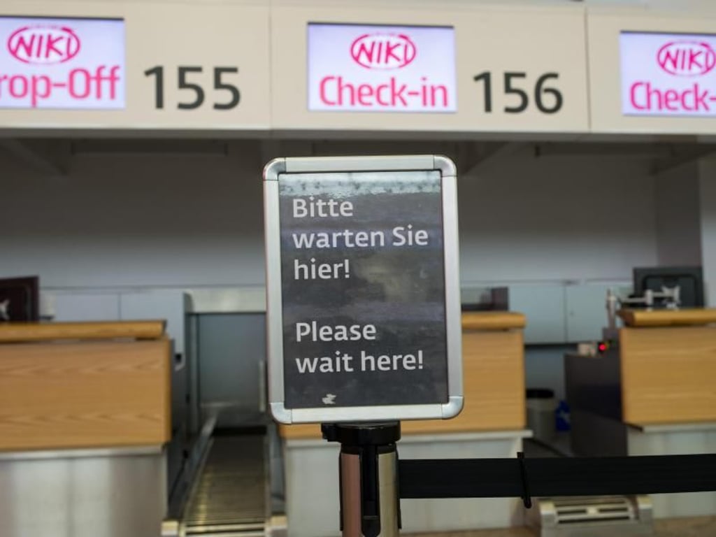 Verwaister Niki-Schalter: Die insolvente Fluglinie kann bald wieder starten. Foto: Georg Hochmuth