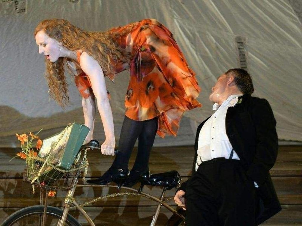 Brigitte Hobmeier (l.) als 'Buhlschaft' und Cornelius Obonya (Jedermann) in einer Fotoprobe in Salzburg. Foto: Barbara Gindl '