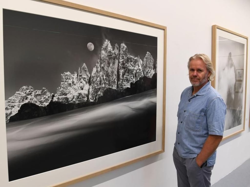 Der Fotograf Peter Mathis vor seinem Foto «Croda da Lago, 2012 Italien». Foto: Carmen Jaspersen