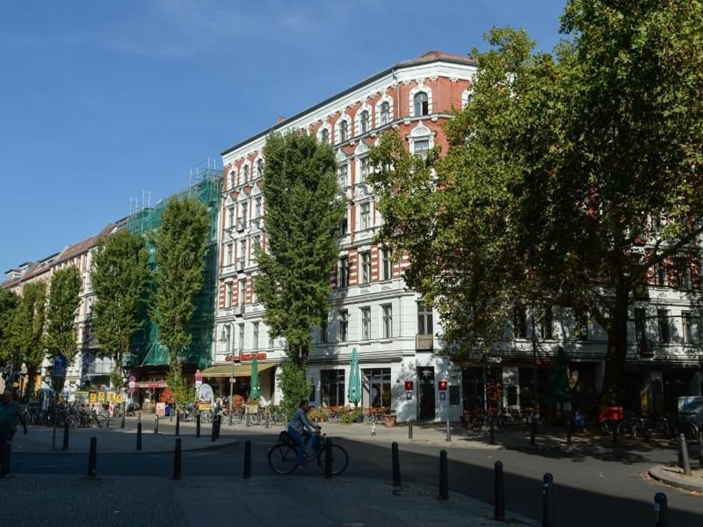Gesuchtes Altbauviertel für die, die es sich leisten können: Blick auf Wohn- und Geschäftshäuser in der Kollwitzstraße im Berliner Prenzlauer Berg. Foto: Jens Kalaene