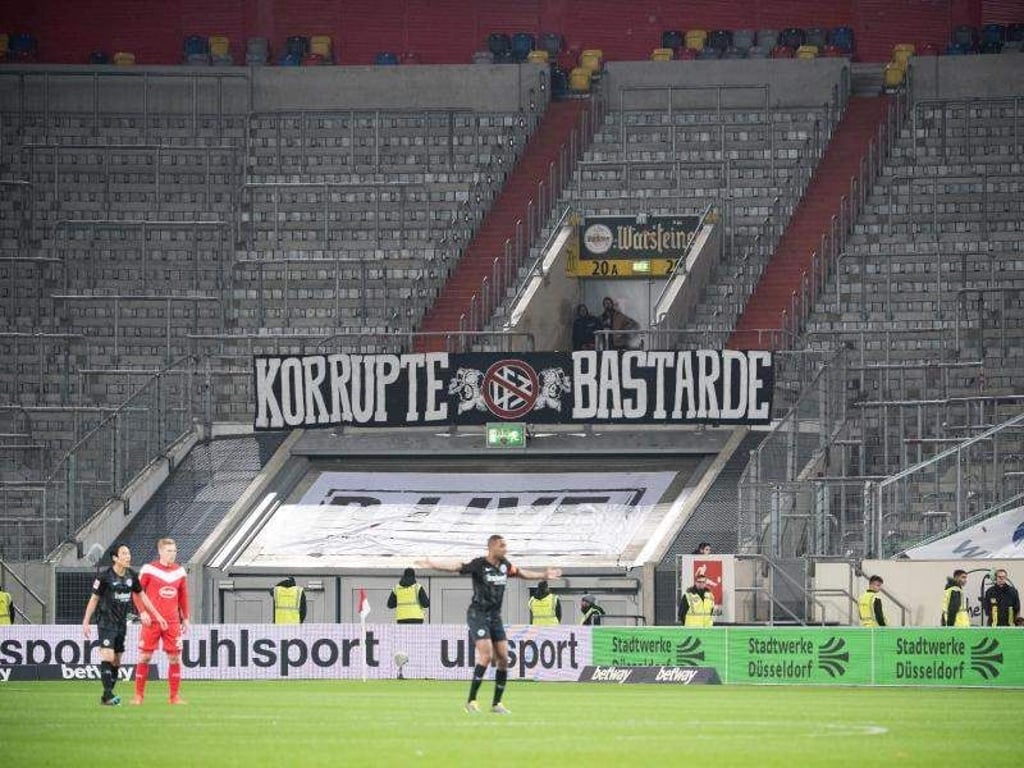 Um gegen die Montagsspiele zu demonstrieren, bleibt die Frankfurter Fantribüne eine Halbzeit leer. Foto: Federico Gambarini