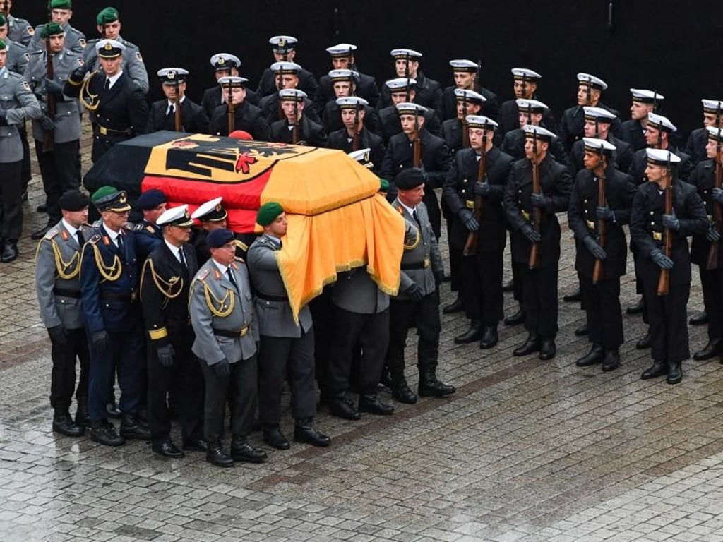 Der Sarg mit Altkanzler Helmut Kohl wird nach der Totenmesse mit großem militärischen Ehrengeleit über den Domplatz von Speyer getragen. Foto: Uwe Anspach
