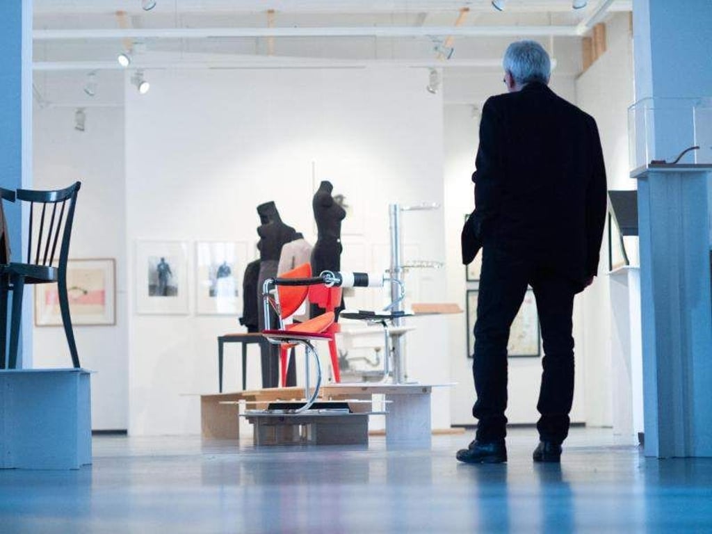 Norbert Pohlmann Geschäftsführer des Forum Gestaltung steht in der Ausstellung. Foto: Klaus-Dietmar Gabbert/Archiv