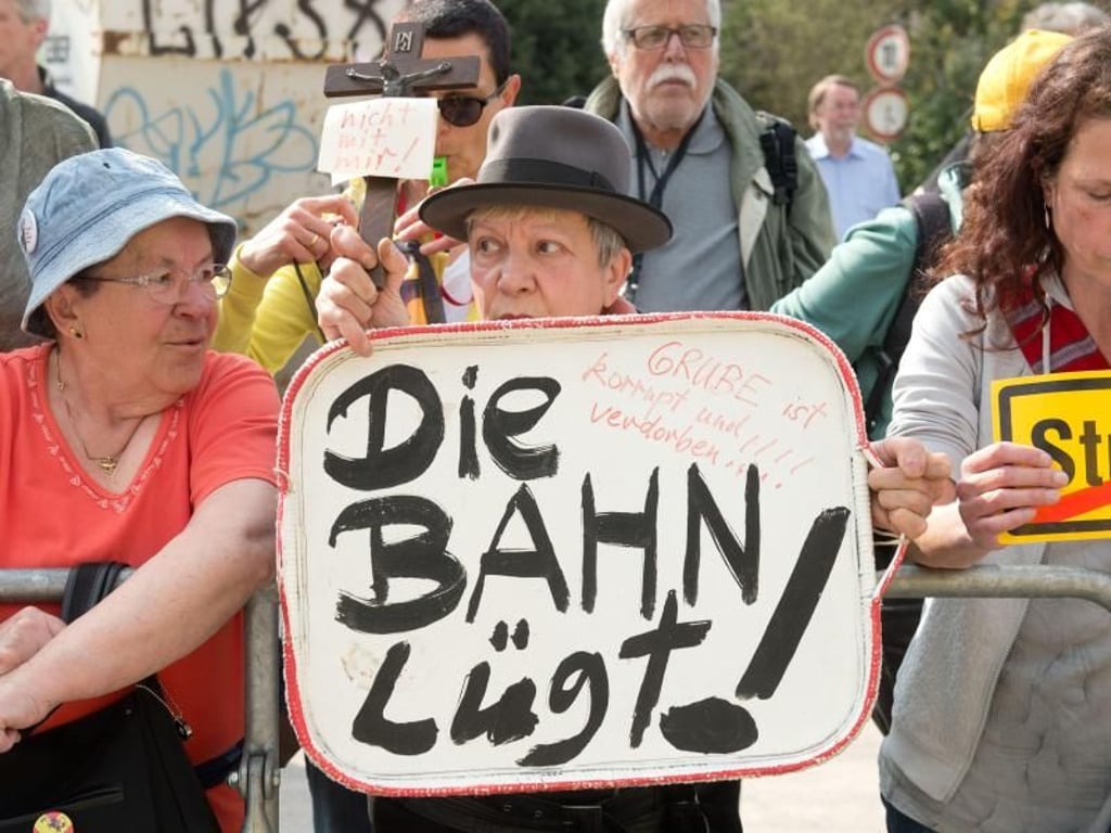 Protest gegen Stuttgart 21: «Die Bahn lügt!» Foto: Sebastian Kahnert