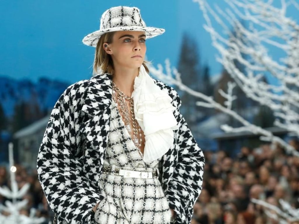 Das Model Cara Delevingne präsentiert eine Kreation des Modelabels Chanel. Foto: Thibault Camus/AP