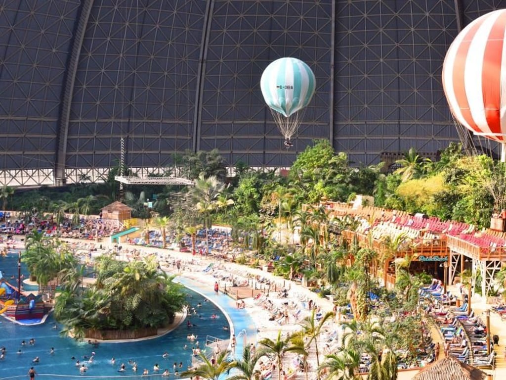 Pools, Strand, Palmen - und Ballons in der Luft unter einem gewaltigen Dach: Die Kulisse im Tropical Islands mutet surreal an. Foto: Tropical Islands