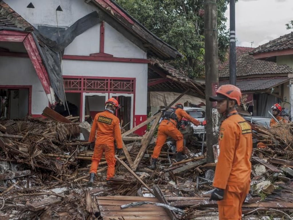 Rettungskräfte suchen auf Java nach Opfern des Tsunamis. Foto: Fauzy Chaniago/AP