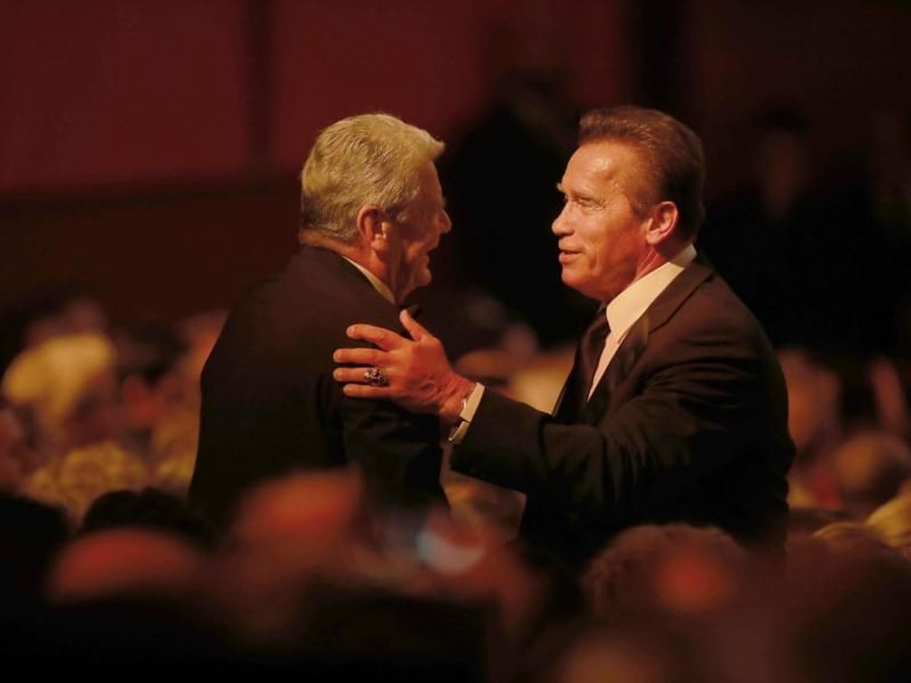 Zwei Bambi-Preisträger begrüßen sich: Joachim Gauck und Arnold Schwarzenegger. Foto: Jörg Carstensen