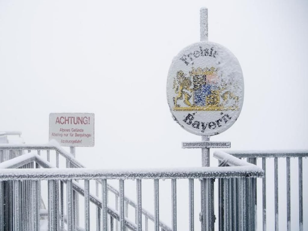 Schnee und Eis bedecken auf dem Gipfel der Zugspitze ein Schild mit der Aufschrift «Freistaat Bayern». Foto: Sven Hoppe