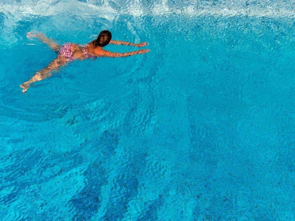 Eine Frau schwimmt im Freibad. Foto: Sebastian Gollnow/ Archiv