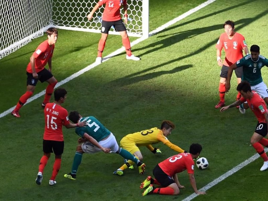 Torwart Hyeo-Nuh Jo kann den Torschuss von Mats Hummels abwehren. Foto: Ina Fassbender
