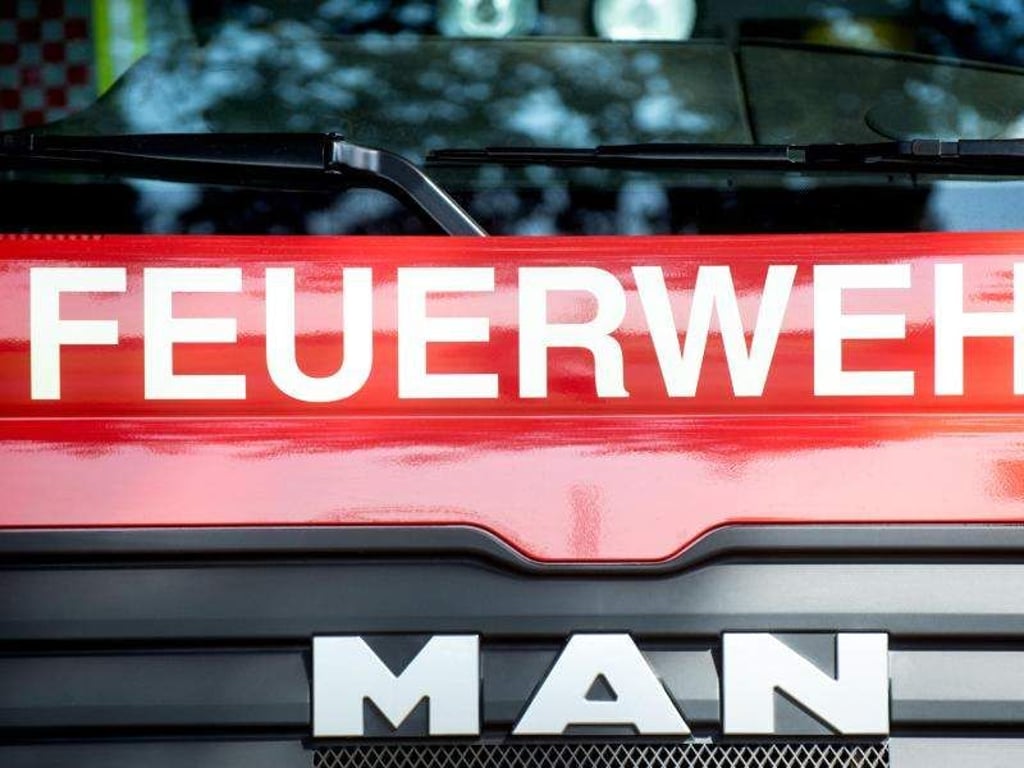 Blick auf einen Einsatzwagen der Feuerwehr. Foto: Hauke-Christian Dittrich/Archiv