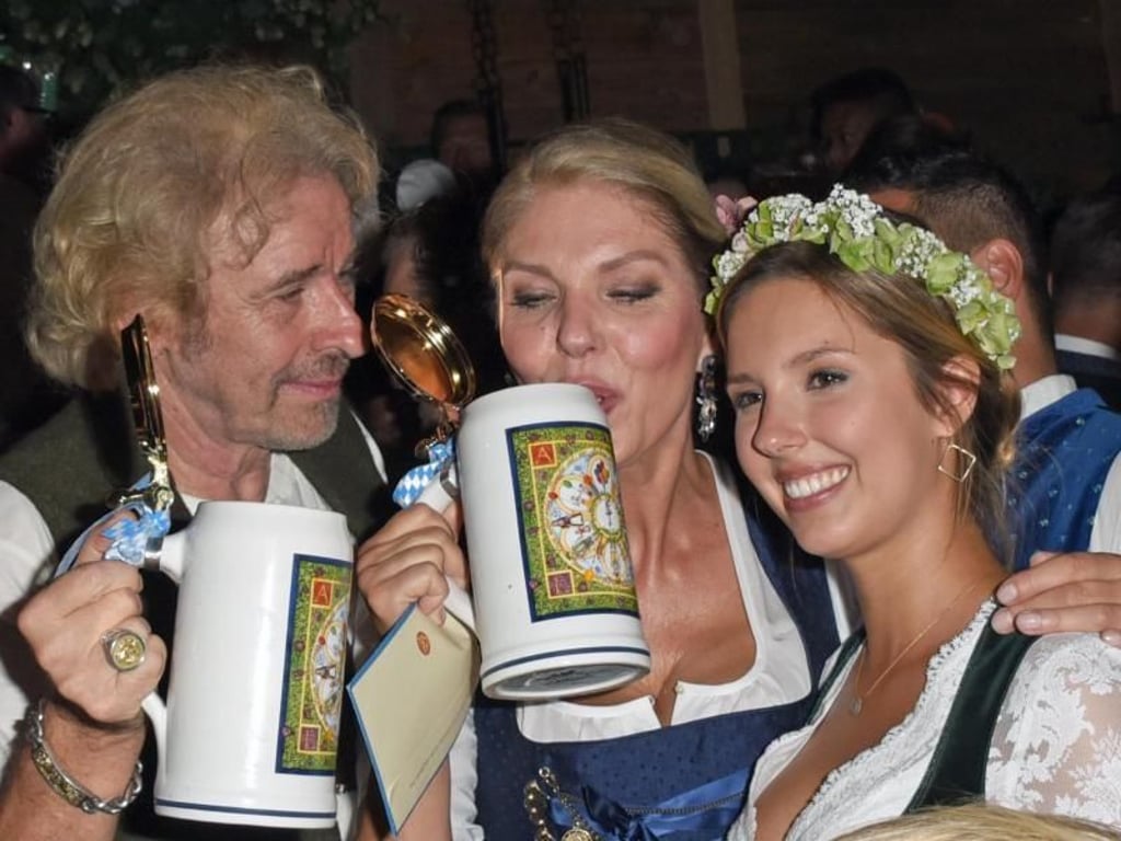 Thomas Gottschalk mit seiner Lebensgefährtin Karina Mroß und deren Tochter auf dem Oktoberfest. Foto: Ursula Düren