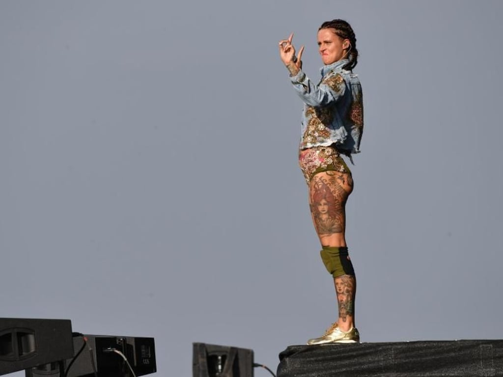 Bei Sonne und viel Wind bekamen die «Southside»-Besucher was von Jennifer Rostock auf die Ohren. Foto: Felix Kästle