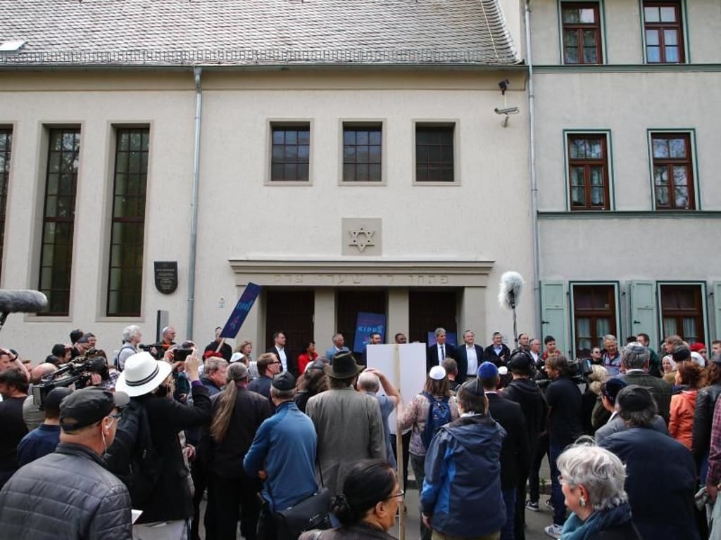 Teilnehmer einer Demonstration gegen Antisemitismus versammeln sich vor der neuen Synagoge in Erfurt. Foto: Bodo Schackow