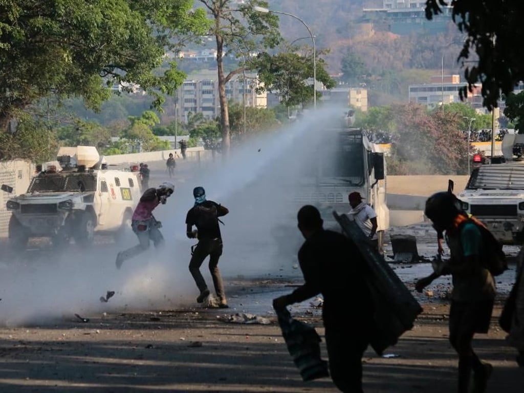 Regierungsgegner stellen sich in Caracas Sicherheitskräften entgegen. Foto: Rafael Hernandez